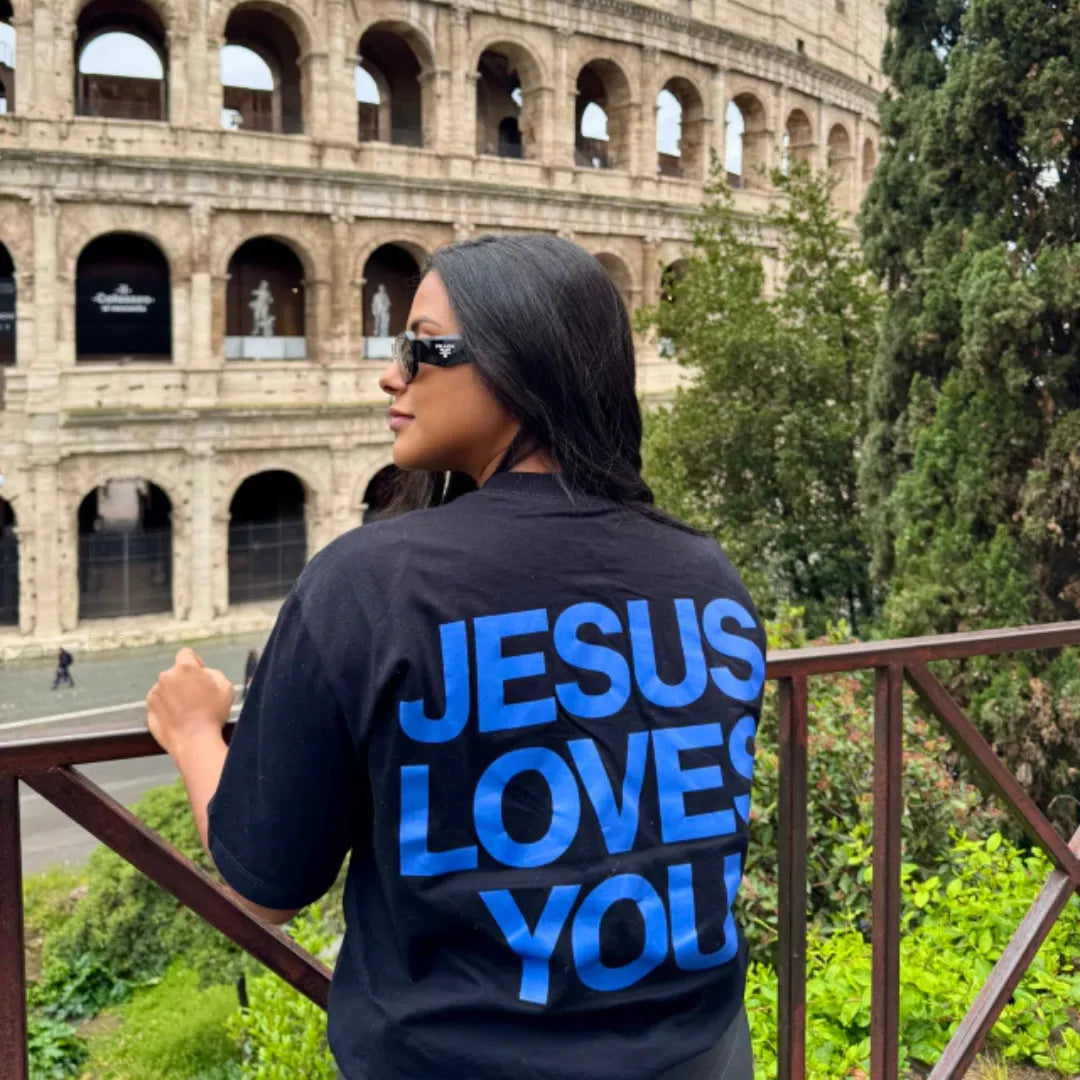 Camiseta preta "Jesus Loves You" escrita azul