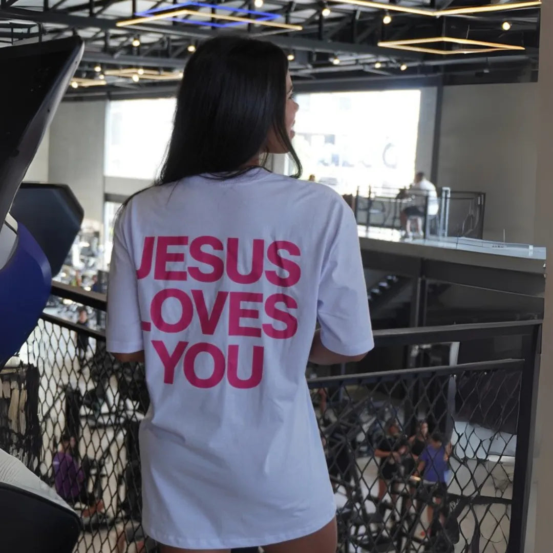 Camiseta branca "Jesus loves you" escrita rosa