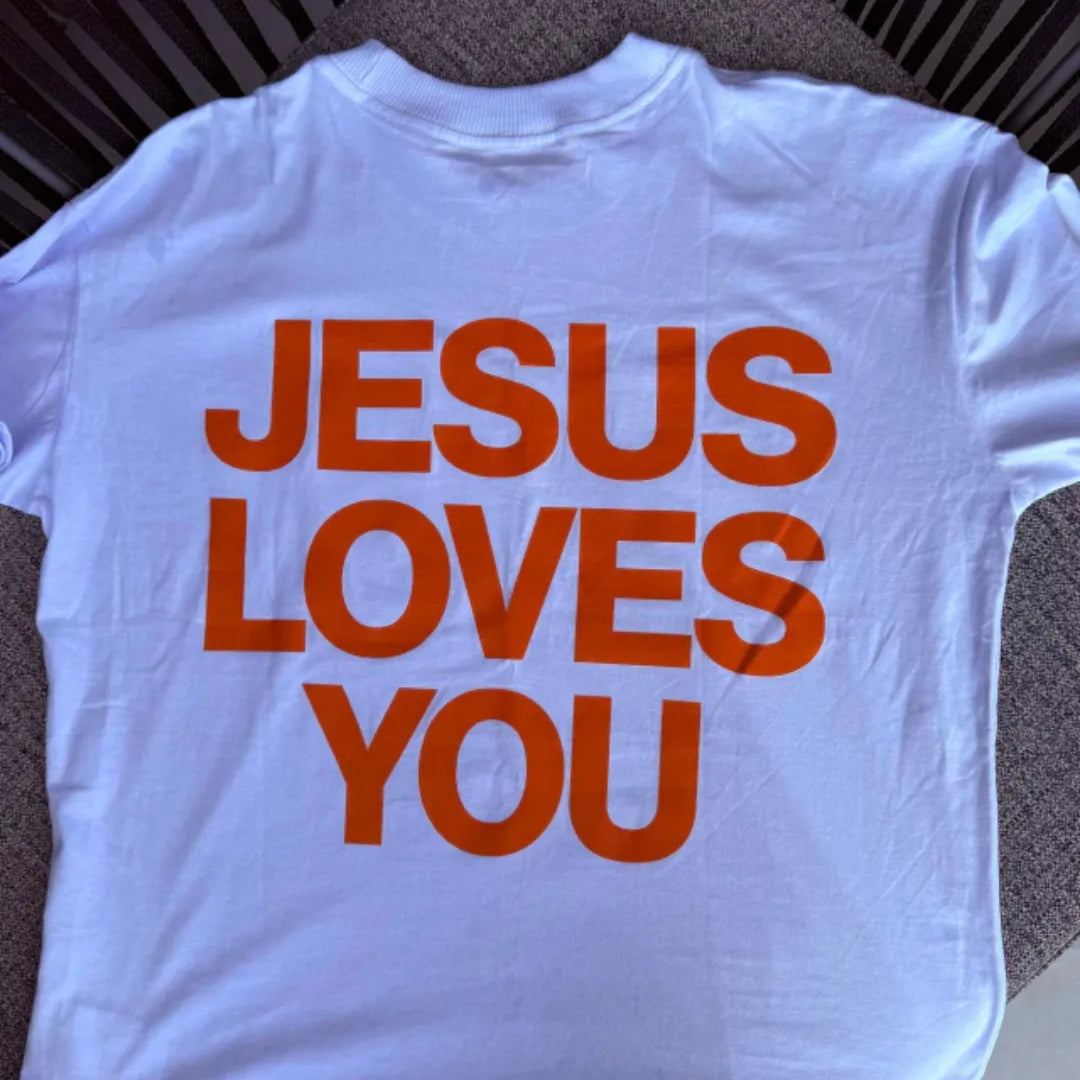 Camiseta Branca "Jesus Loves You" escrita Laranja