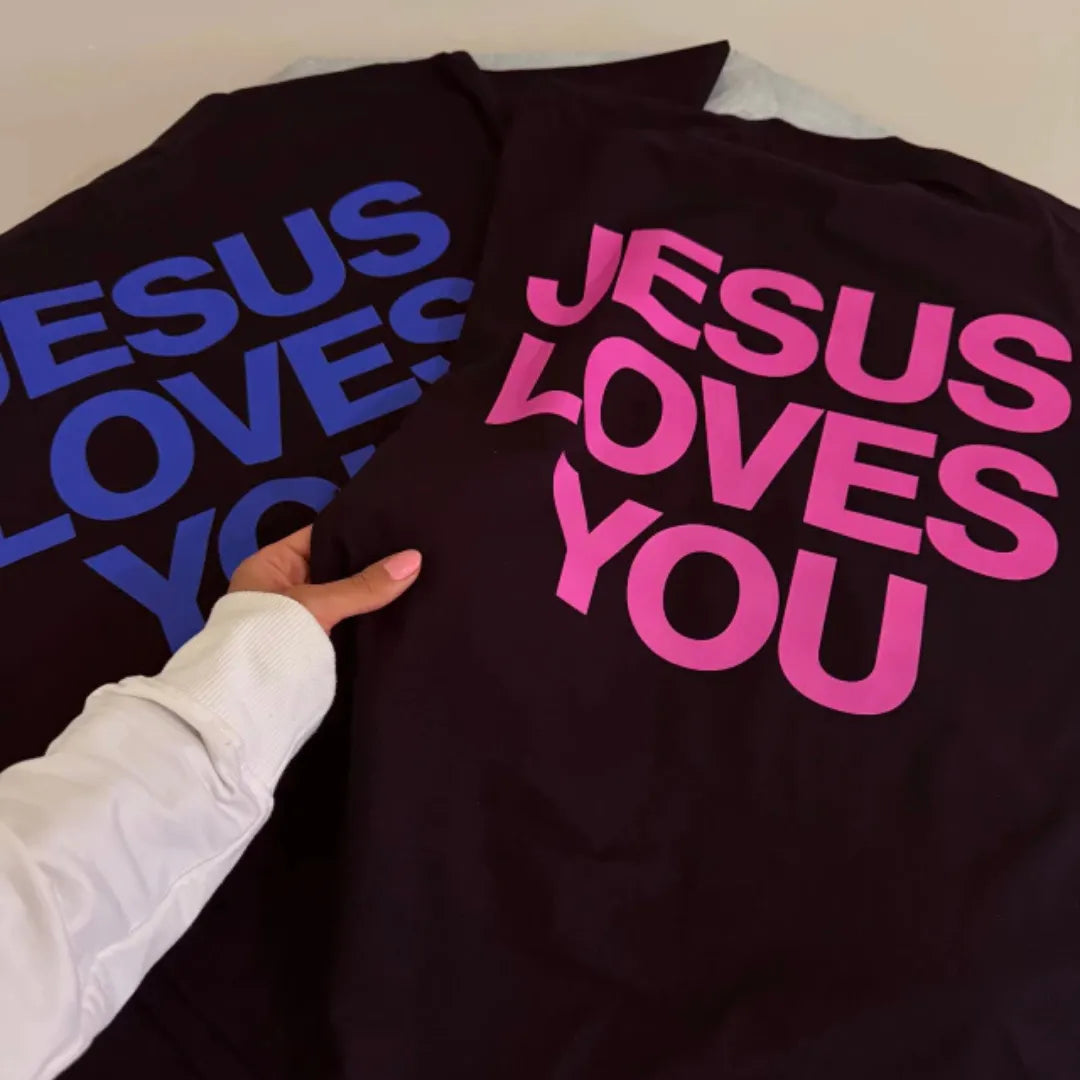 Camiseta Preta "Jesus Loves You"escrita Rosa