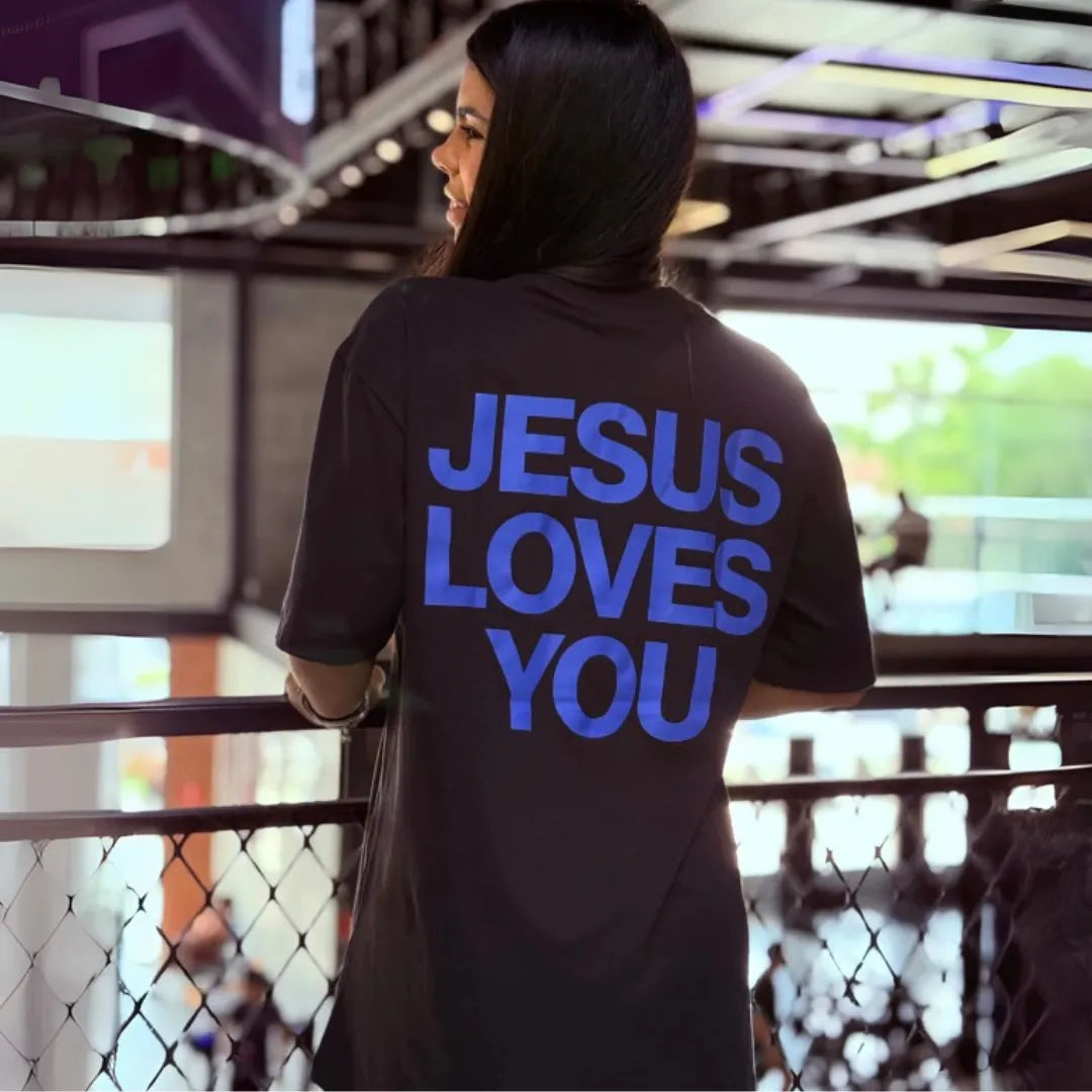 Camiseta preta "Jesus Loves You" escrita azul