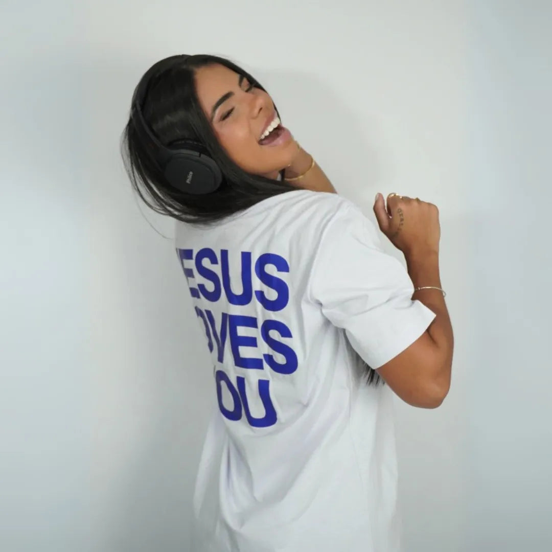 Camiseta Branca "Jesus loves you" escrita azul