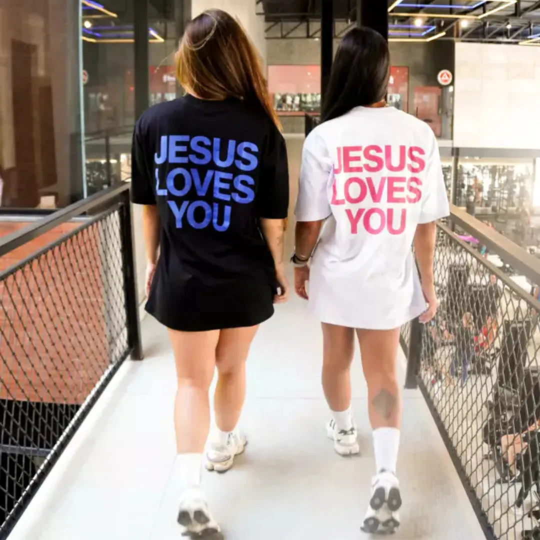 Camiseta branca "Jesus loves you" escrita rosa