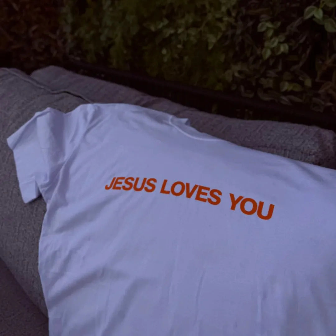 Camiseta Branca "Jesus Loves You" escrita Laranja