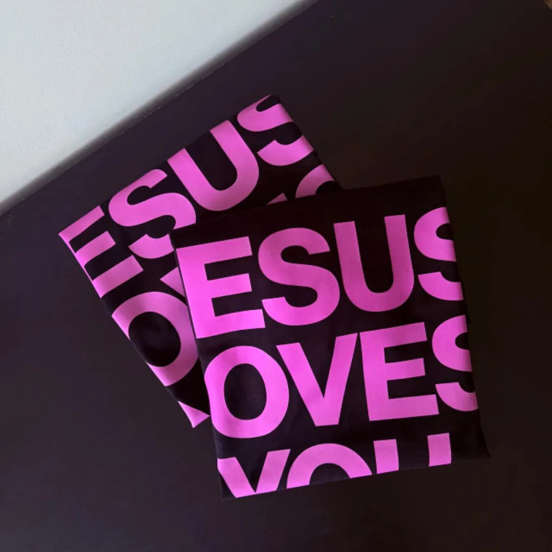 Camiseta Preta "Jesus Loves You"escrita Rosa