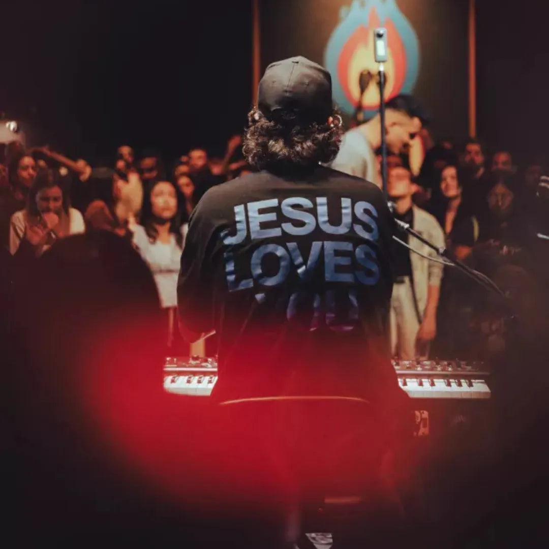Camiseta preta "Jesus Loves You" escrita azul