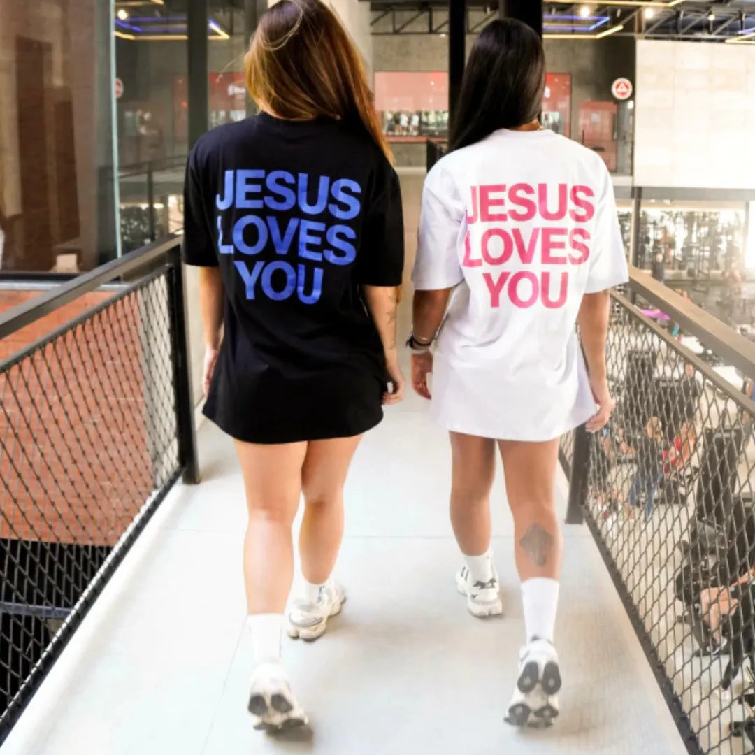 Camiseta Preta "Jesus Loves You"escrita Rosa