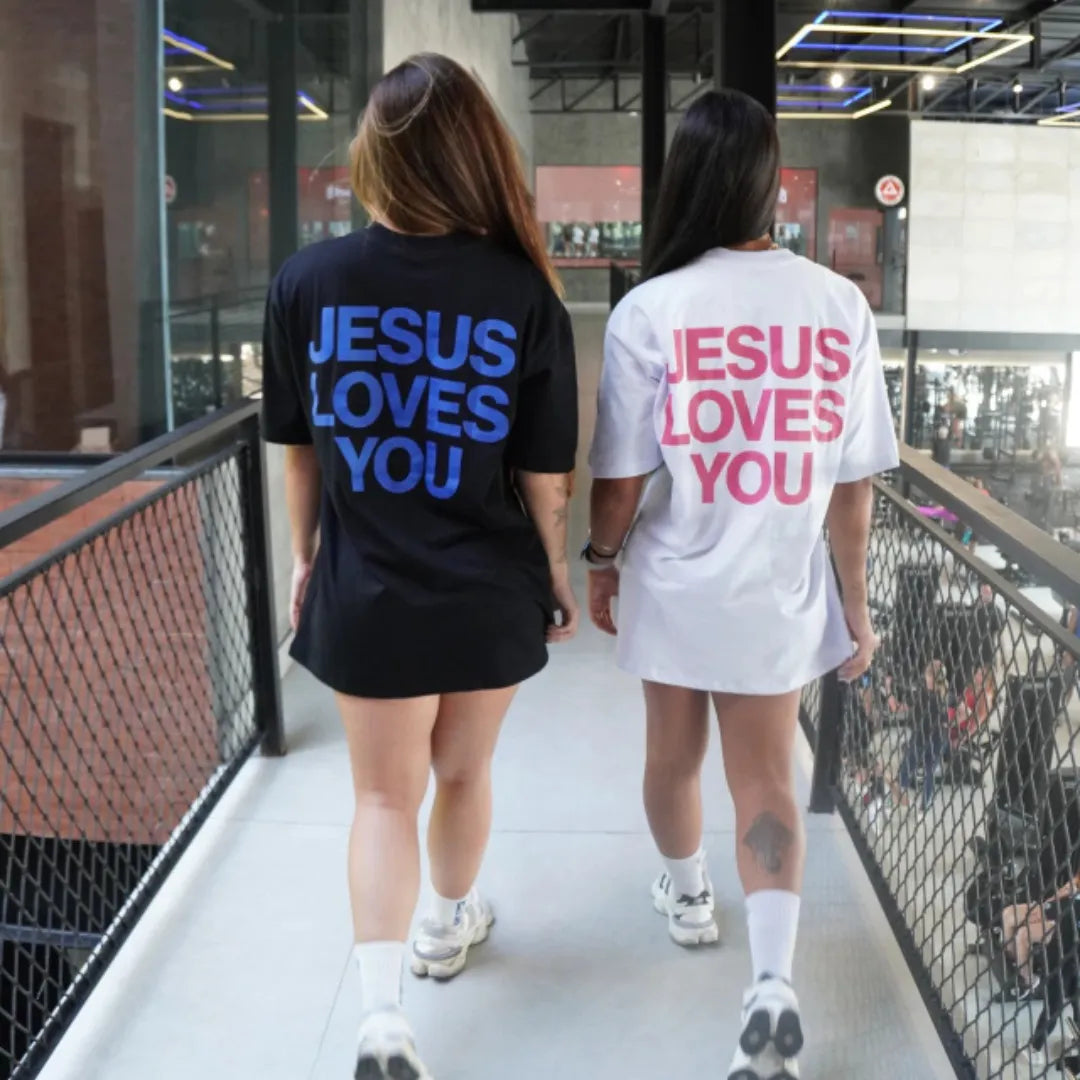 Camiseta preta "Jesus Loves You" escrita azul