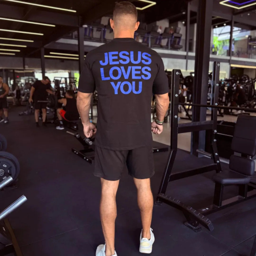 Camiseta preta "Jesus Loves You" escrita azul